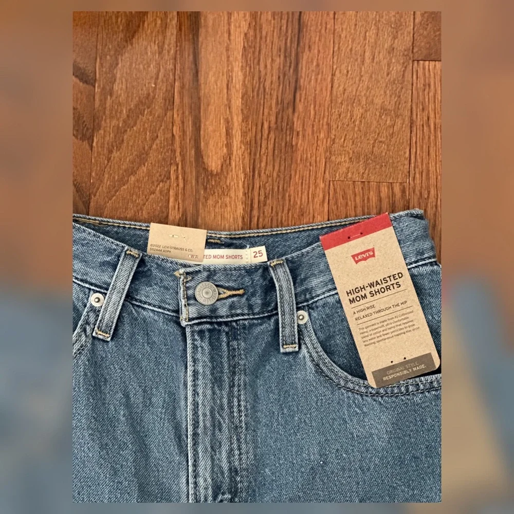 Levi’s High Rise Mom Jean Shorts - Picture 4 of 5